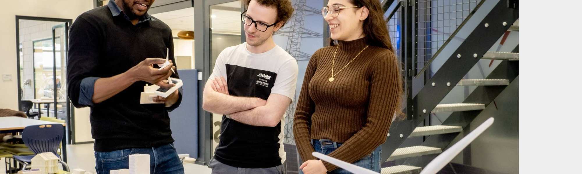 Studenten van de Master Engineering Systems Sustainable Energy en een docent bij de Smart Grid-tafel