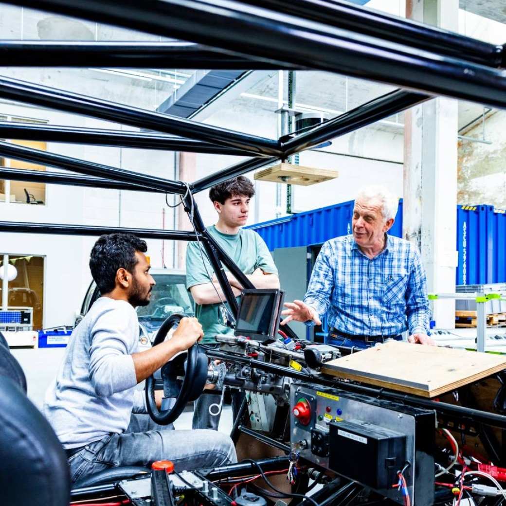 HAN engineering student in hydrogen lab