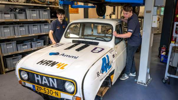 Twee studenten Automotive staan bij de HAN4L-auto.