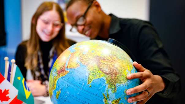 Studenten draaien aan wereldbol