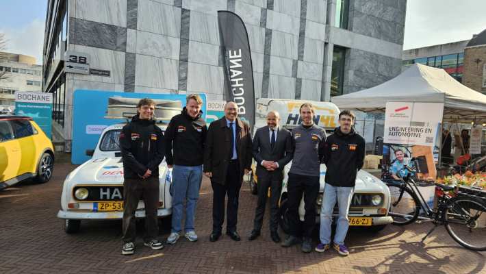 HAN 4L team ontmoet burgemeester Marcouch van Arnhem en de Nederlandse ambassadeur van Marokko nabij de Eusebiuskerk.