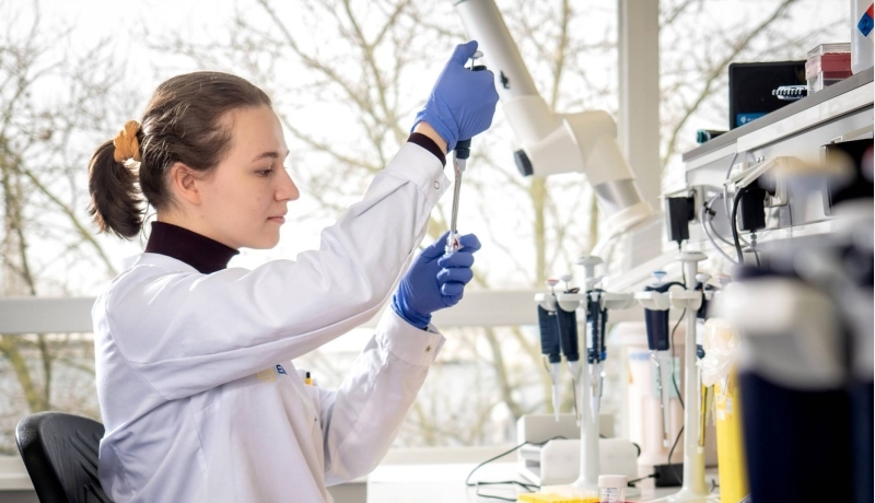 Master molecular life sciences. Elena Krivosheeva in het laboratorum met pipet.